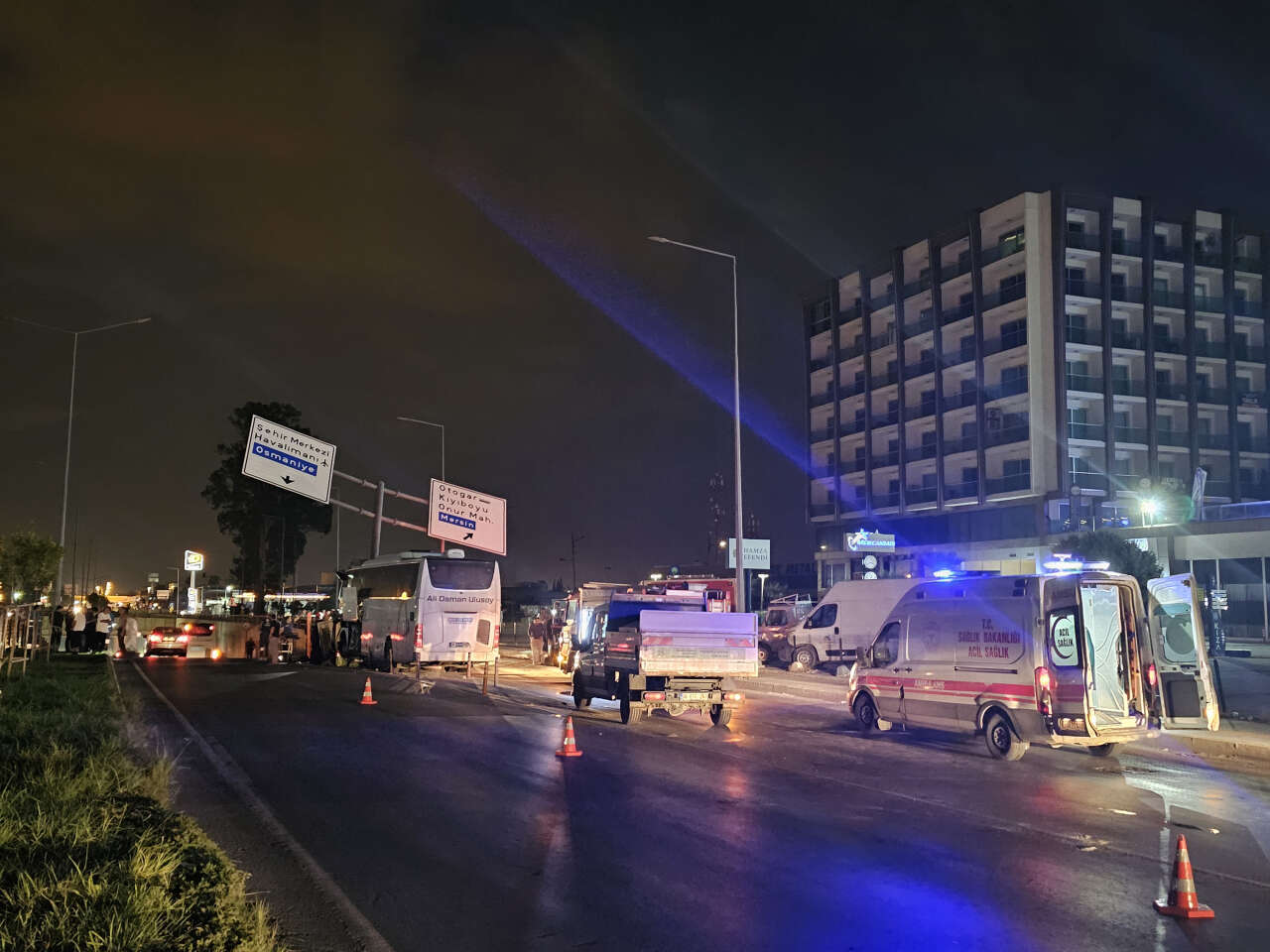 Yolcu otobüsü direğe saplandı! 11 yaralı var 8